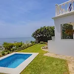Cubo's Beachfront Khayyam