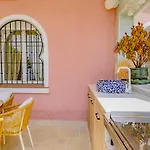 Cubo's Beachfront Khayyam