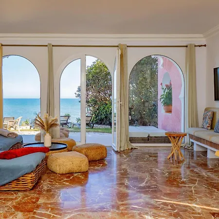 Cubo's Beachfront Khayyam
